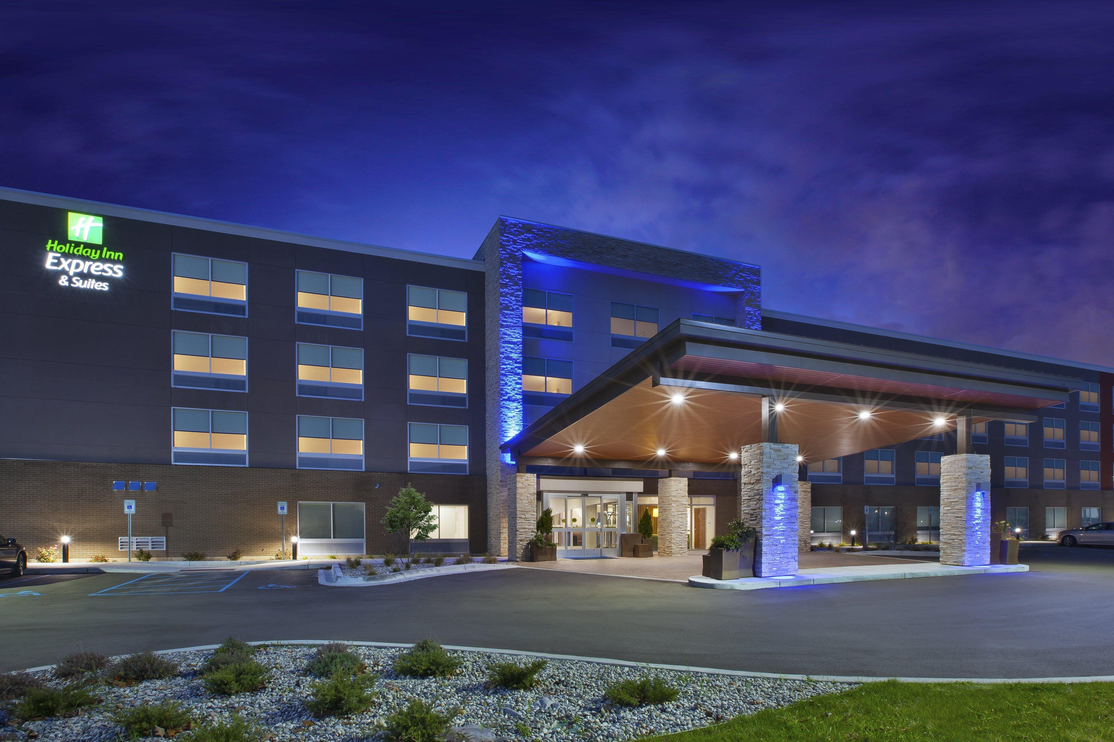 Holiday Inn Express & Suites Grand Rapids Airport North, An Ihg Hotel Exterior photo